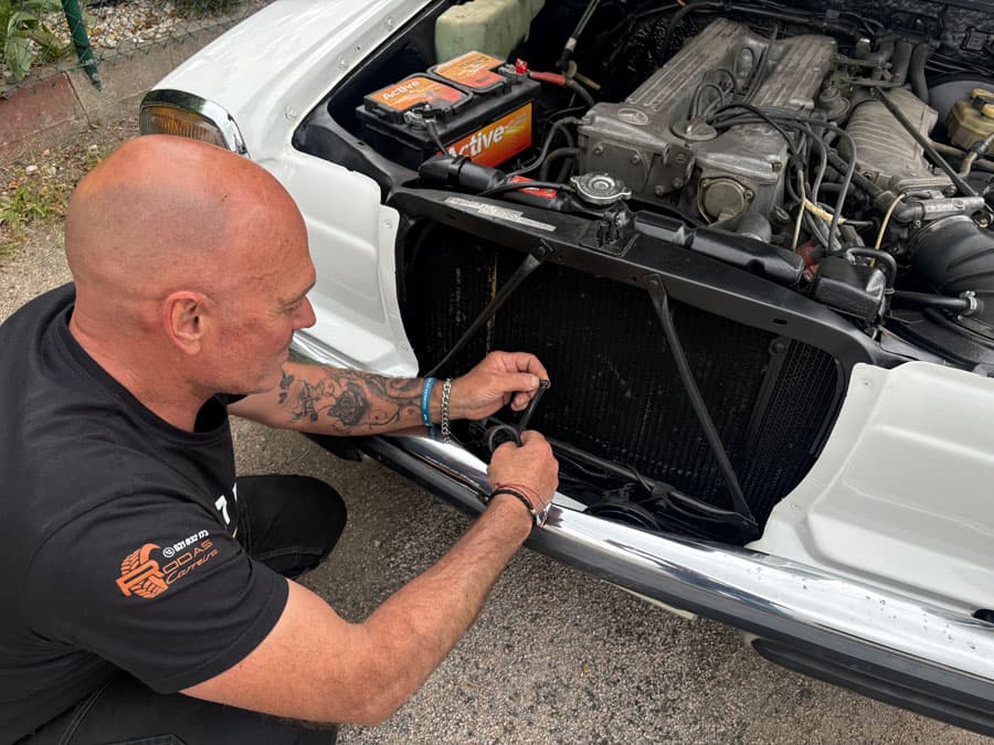 Mantenimiento de coche en taller de Ponteareas
